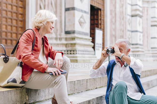 Moglie anziana fotografa turistica sulla scalinata del Duomo di Siena, Toscana, Italia — Foto stock
