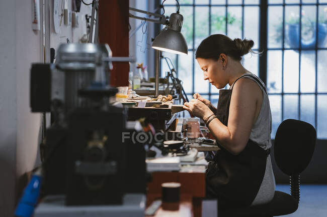 Juwelierin bei der Arbeit in Schmuckwerkstatt — Stockfoto