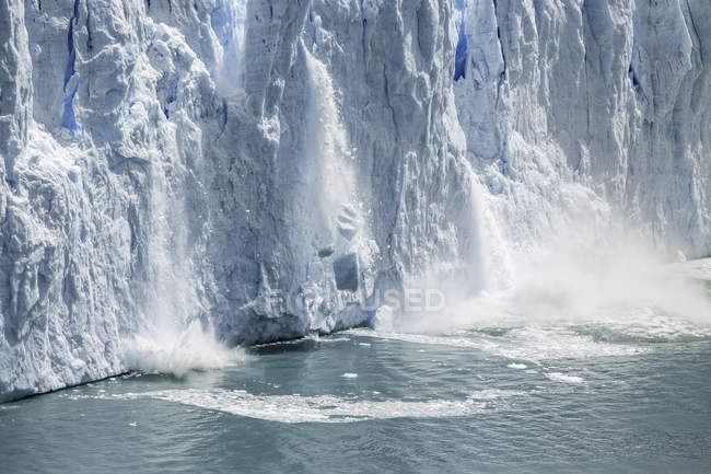 Ice from Perito Moreno Glacier falling into Lake Argentino, Los Glaciares National Park, Patagonia, Chile — Stock Photo