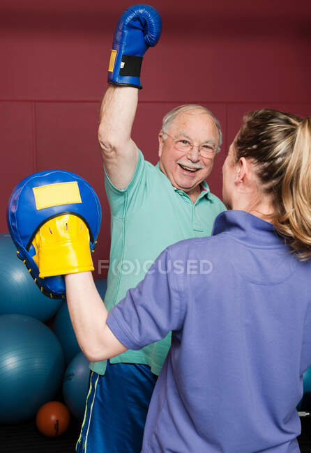 Homem mais velho boxe no ginásio — Fotografia de Stock