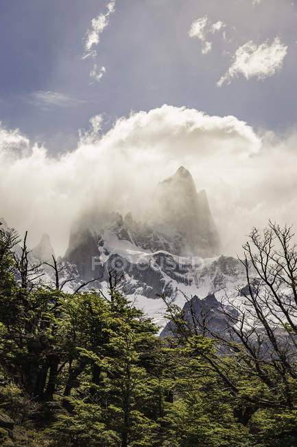 Niedrige Wolkendecke über dem sonnenbeschienenen fitz roy Gebirge im los glaciares Nationalpark, Patagonien, Argentinien — Stockfoto