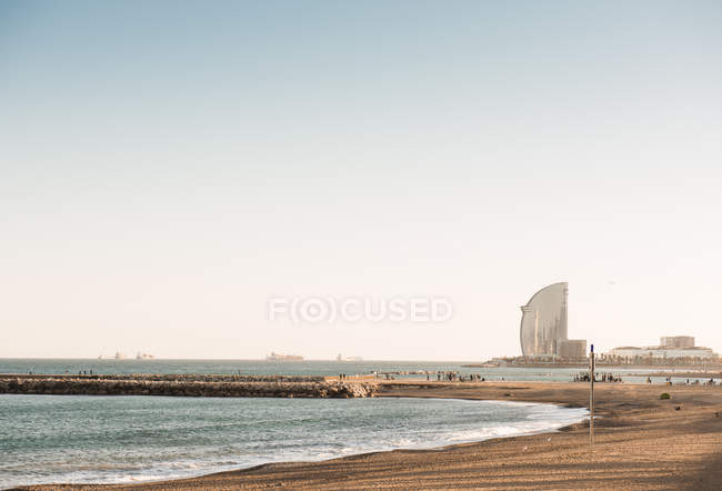 Вид на пляж и побережье, Барселона, Испания — стоковое фото
