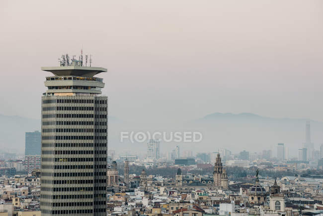 Высокое современное здание и удивительный городской пейзаж в Барселоне, Каталония, Испания — стоковое фото