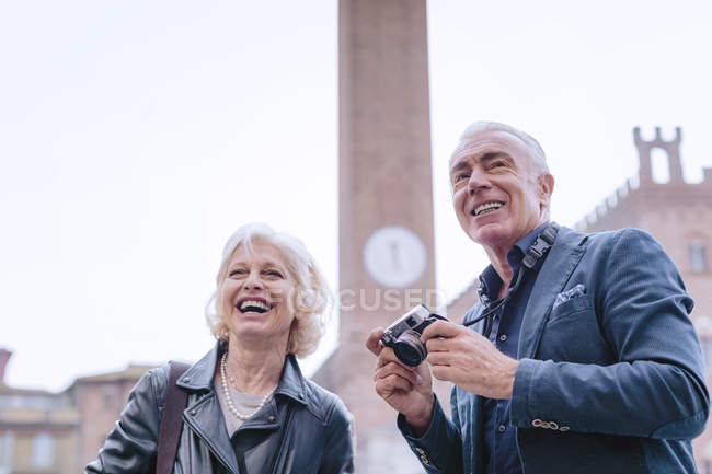 Coppia di turisti con macchina fotografica digitale in piazza, Siena, Toscana, Italia — Foto stock
