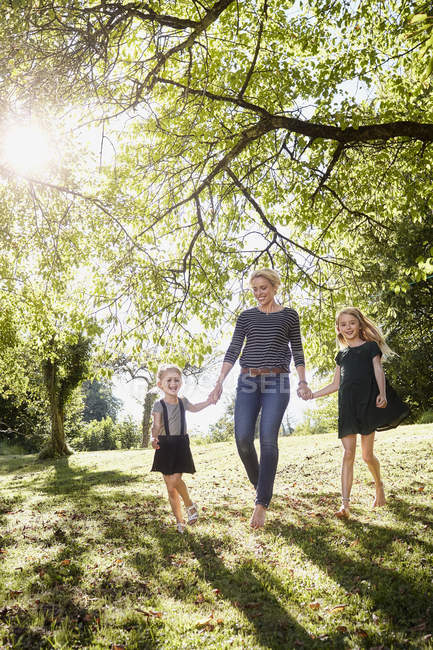 Mutter und Töchter genießen Park — Stockfoto