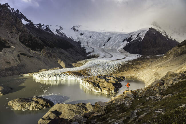 Männlicher Wanderer mit Blick auf den Torre-Gletscher und die Lagune im Los Glaciares Nationalpark, Patagonien, Argentinien — Stockfoto