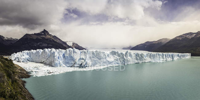 Vista panorâmica do Lago Argentino, Glaciar Perito Moreno e montanhas no Parque Nacional Los Glaciares, Patagônia, Chile — Fotografia de Stock
