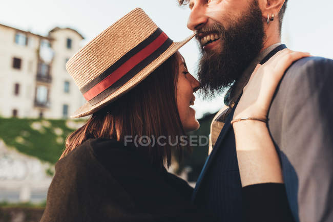 Jeune femme en paille plaisanteur rire avec petit ami — Photo de stock