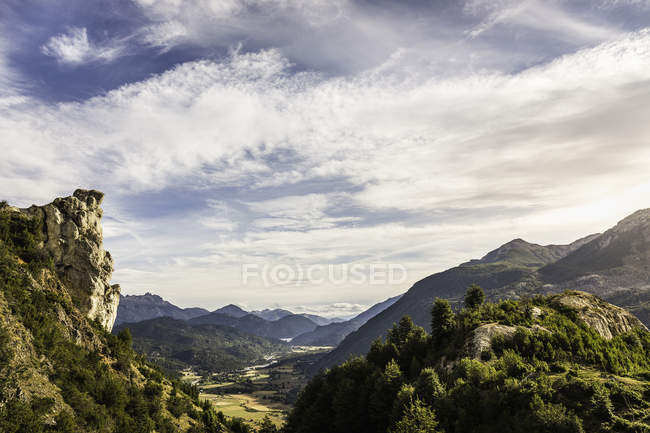 Montagna valle paesaggio e formazioni rocciose, Futaleufu, regione Los Lagos, Cile — Foto stock