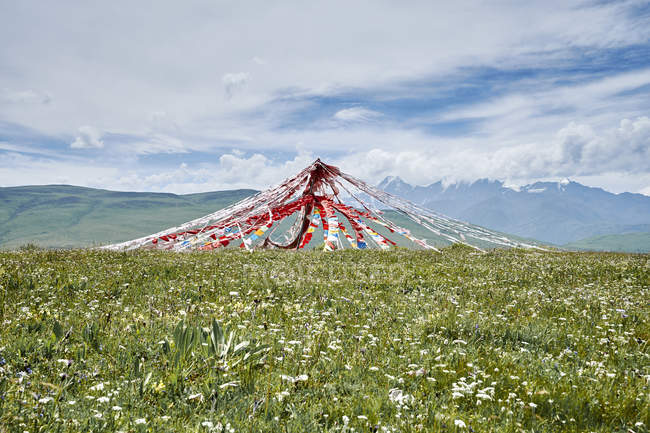 Drapeaux de prière dans le paysage, Luhuo, Sichuan, Chine — Photo de stock