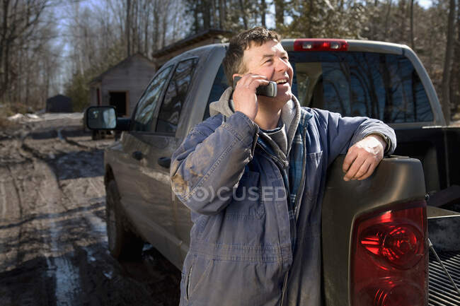 Homem de trabalho no telefone — Fotografia de Stock
