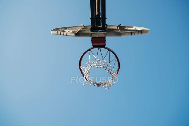 Вид снизу на баскетбольную сеть — стоковое фото