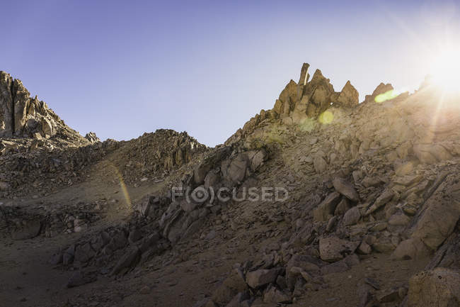 Paisagem montanhosa acidentada iluminada pelo sol, Parque Nacional Nahuel Huapi, Rio Negro, Argentina — Fotografia de Stock