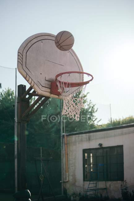 Rete da basket e basket in campo — Foto stock