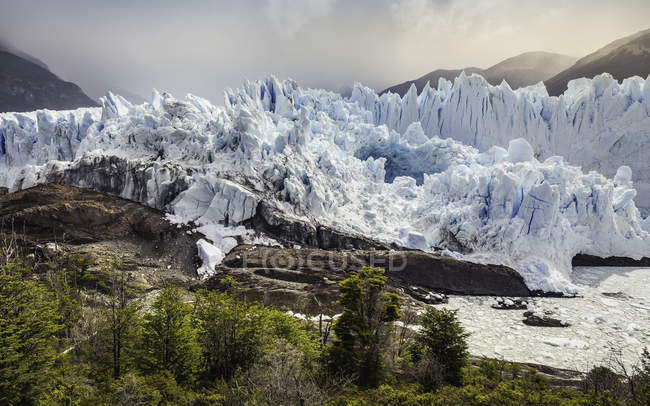 Vista de montañas y glaciar Perito Moreno, Parque Nacional Los Glaciares, Patagonia, Chile - foto de stock