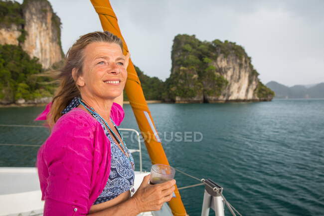 Donna che naviga su yacht guardando altrove sorridente, Koh Hong, Thailandia, Asia — Foto stock