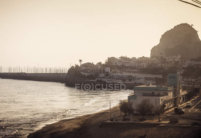 Vista da praia e litoral ao pôr do sol, Barcelona, Espanha — Fotografia de Stock
