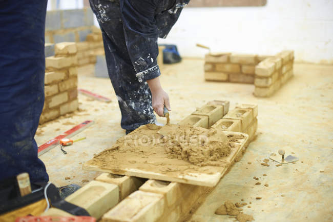 Aprendizagem do estudante como fazer o trabalho de construção — Fotografia de Stock