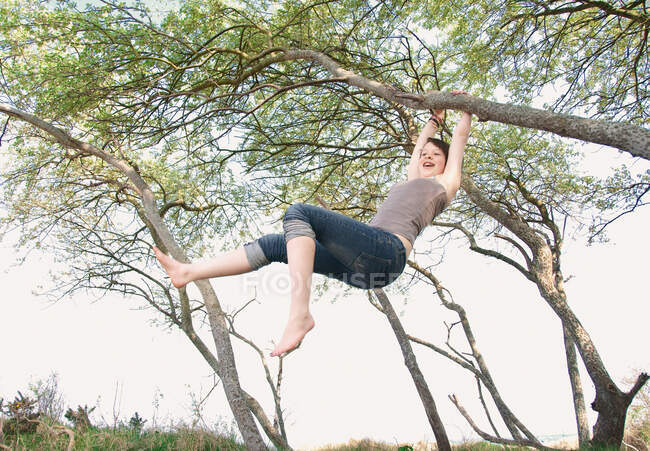 Mädchen schwingt sich von Baum ins Freie — Stockfoto