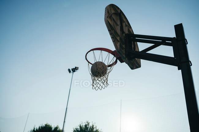 Низкий угол обзора баскетбольной сетки — стоковое фото