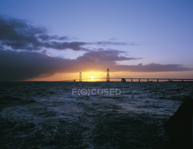 Grande ponte Belt abrangendo oceano — Fotografia de Stock