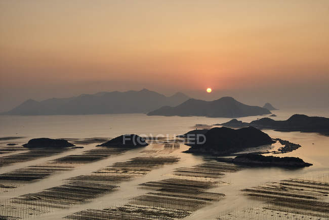 Reihen traditioneller Angelruten bei Sonnenaufgang, Huazhu, Fujian, China — Stockfoto