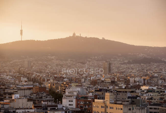 Paisagem urbana nebulosa elevada com vista distante de montjuic, Barcelona, Espanha — Fotografia de Stock