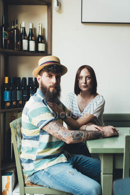 Retrato de casal legal na mesa de bar — Fotografia de Stock