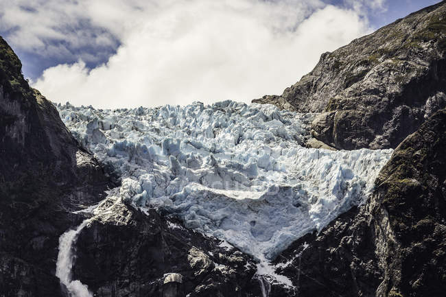 Cascada y glaciar al borde de la montaña, Parque Nacional Queulat, Chile - foto de stock