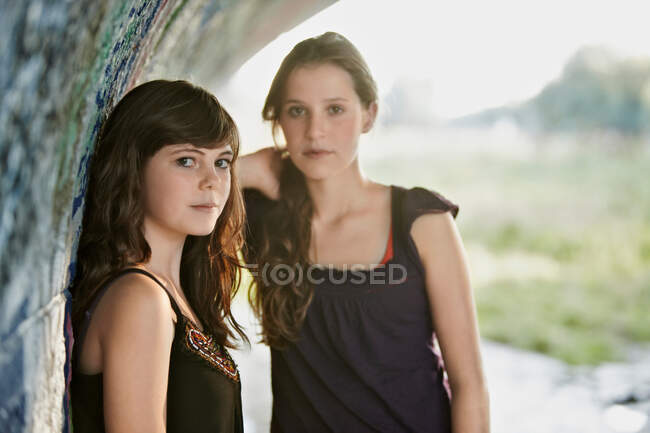 Две девушки тусуются в туннеле — стоковое фото