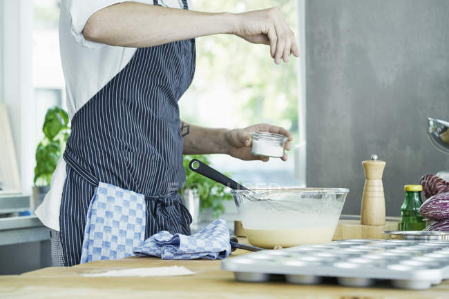 Imagem cortada de mistura tempero Chef em tigela de mistura — Fotografia de Stock