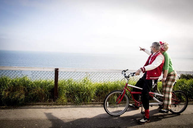 Coppia eccentrico giro turistico in bicicletta tandem, Bournemouth, Inghilterra — Foto stock