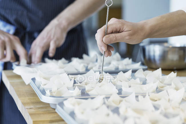 Chef colocando pastelaria na assadeira — Fotografia de Stock