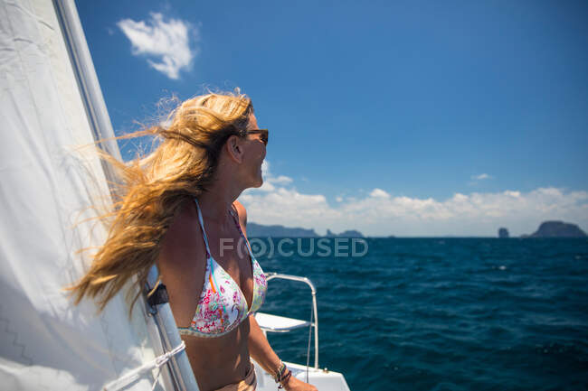 Donna rilassante su yacht, Ban Koh Lanta, Krabi, Thailandia, Asia — Foto stock