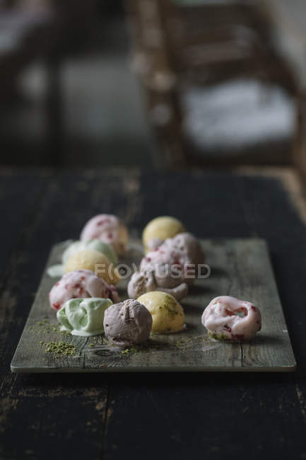 Vegetarian balls of ice-cream displayed on cutting board — Stock Photo