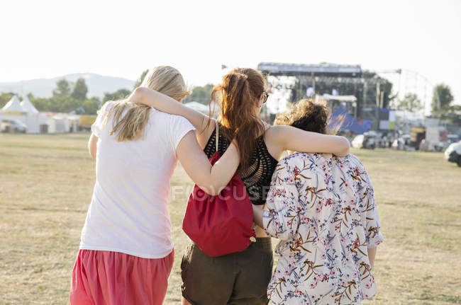 Vista posteriore di tre amiche al festival — Foto stock