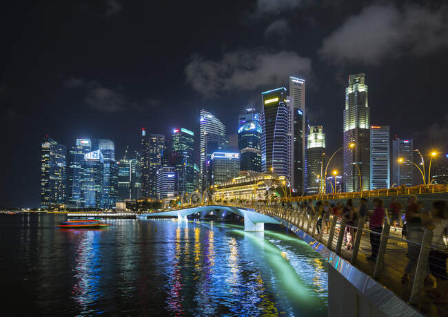 Touristenmassen auf der Hafenbrücke in Marina Bay bei Nacht, Singapur, Südostasien — Stockfoto