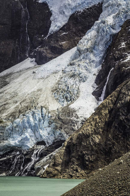 Dettaglio lago e ghiaccio glaciale sul fianco roccioso della montagna nel Parco Nazionale dei Los Glaciares, Patagonia, Argentina — Foto stock