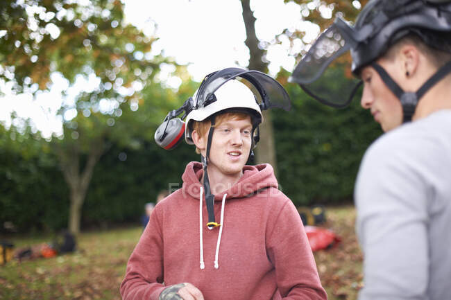 Two male trainee tree surgeons chatting — Stock Photo