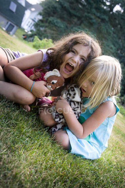 Девушки играют на заднем дворе — стоковое фото