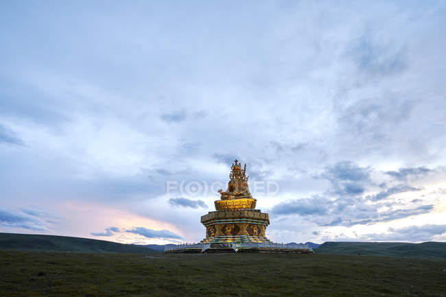 Scultura buddista dorata sulla collina, Baiyu, Sichuan, Cina — Foto stock