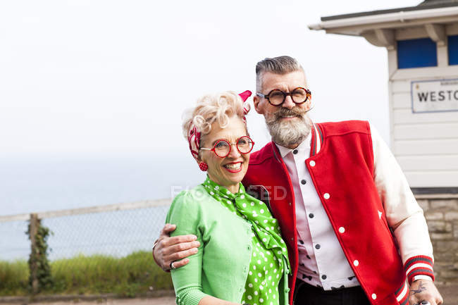 Quirky couple sightseeing, Bournemouth, England — Stock Photo