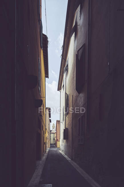 Estreito beco sombreado, Pisa, Toscana, Itália — Fotografia de Stock