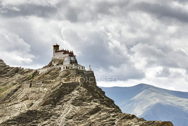Vue du palais de Yungbulakang sur la montagne, Nedong, Xizang, Chine — Photo de stock