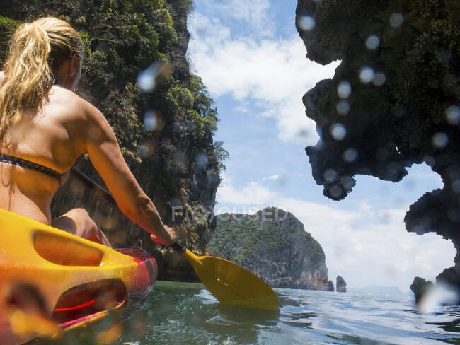 Vue arrière du kayak de mer femme, Koh Hong, Thaïlande, Asie — Photo de stock