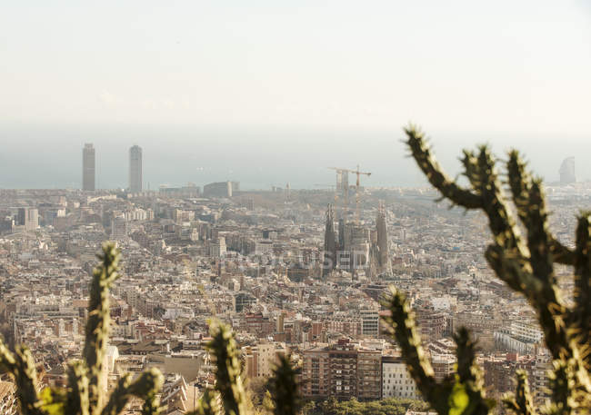 Высокий вид на город с La Sagrada Familia и удаленное побережье, Барселона, Испания — стоковое фото
