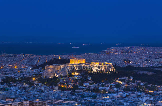 La Acrópolis iluminada por la noche, Atenas, Attiki, Grecia, Europa - foto de stock