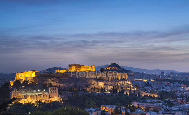 Die nachts beleuchtete akropolis, athens, attiki, griechenland, europa — Stockfoto