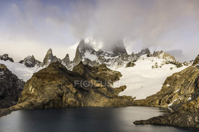 Niedrige Wolke über dem fitz roy Gebirge und der Laguna de los tres im los glaciares Nationalpark, Patagonien, Argentinien — Stockfoto