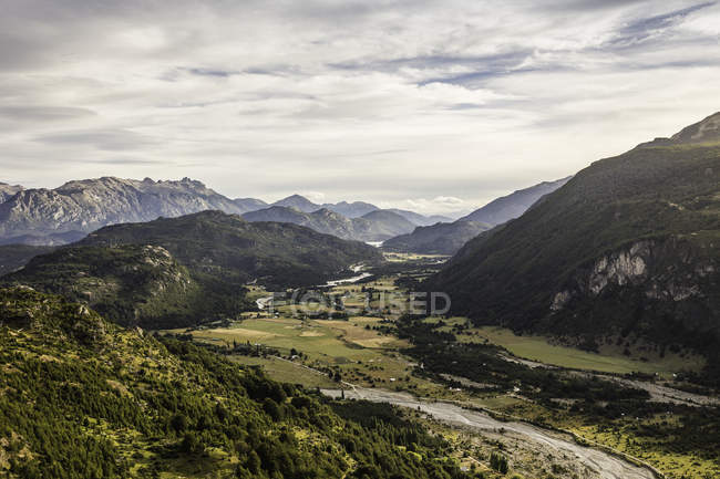 Paisaje del valle de la montaña, Futaleufu, Región de Los Lagos, Chile - foto de stock